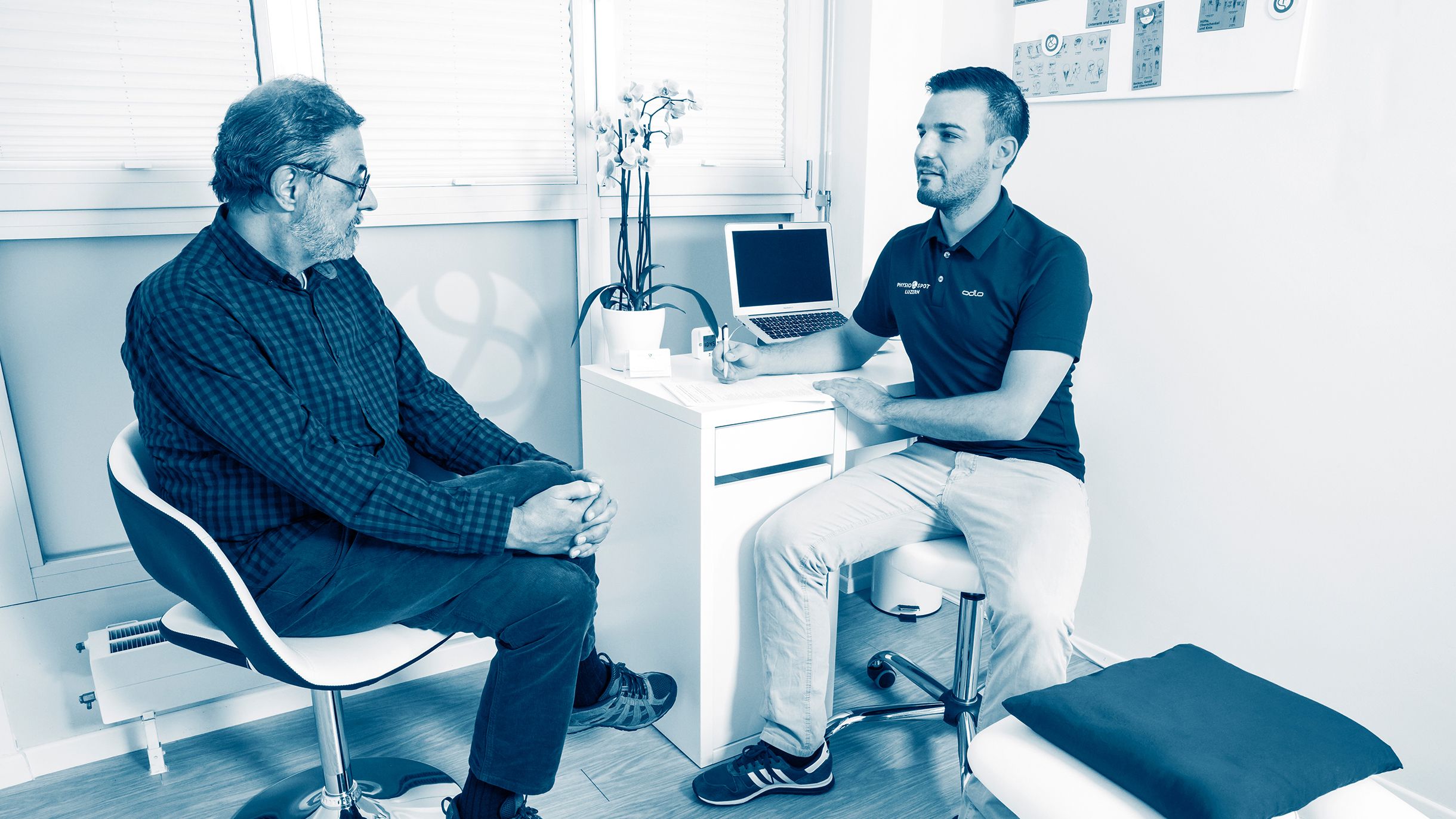 Michael Künzli mit Patient bei der Besprechung