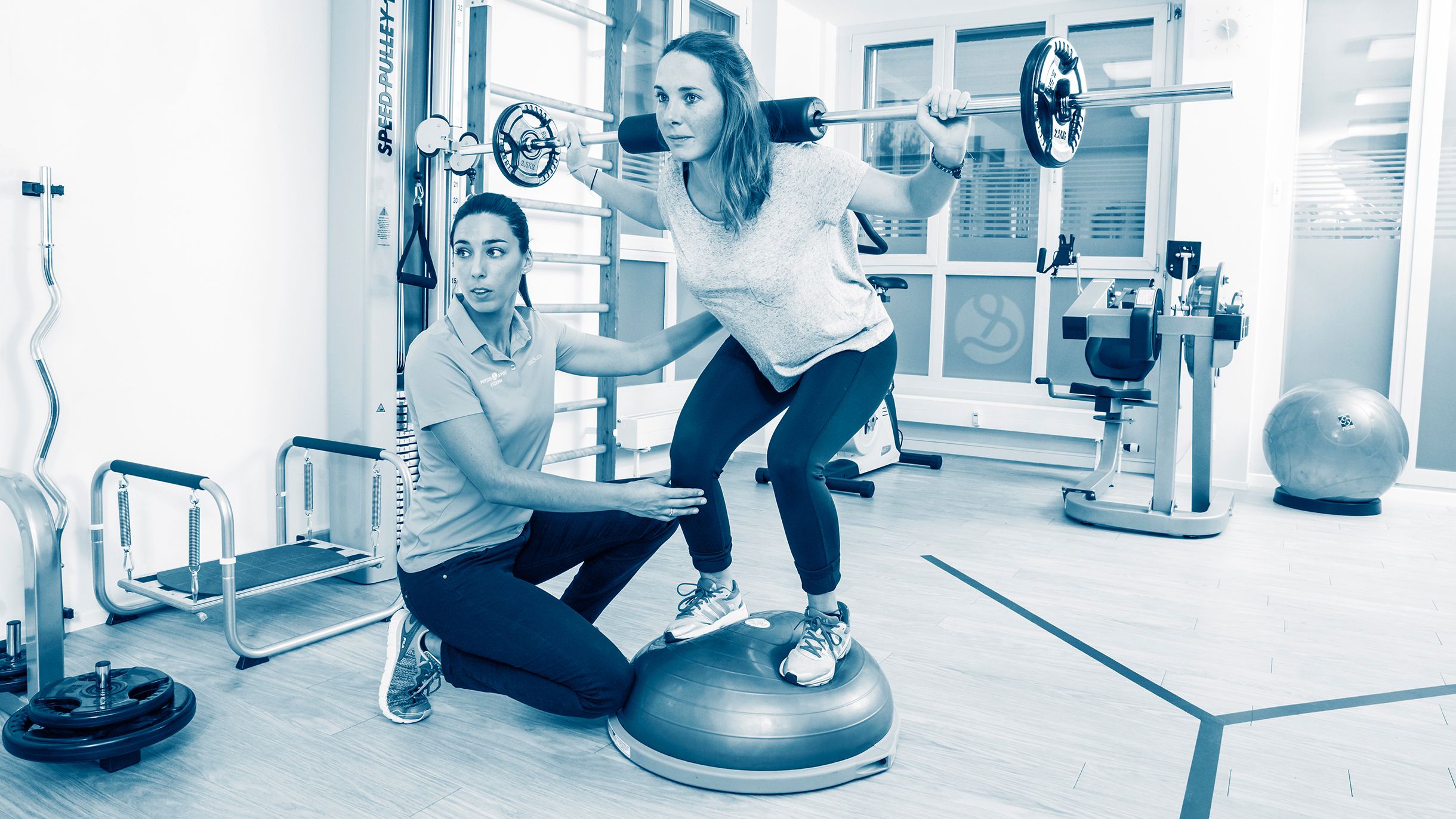 Physiotherapeutin mit Patientin im Geräteraum