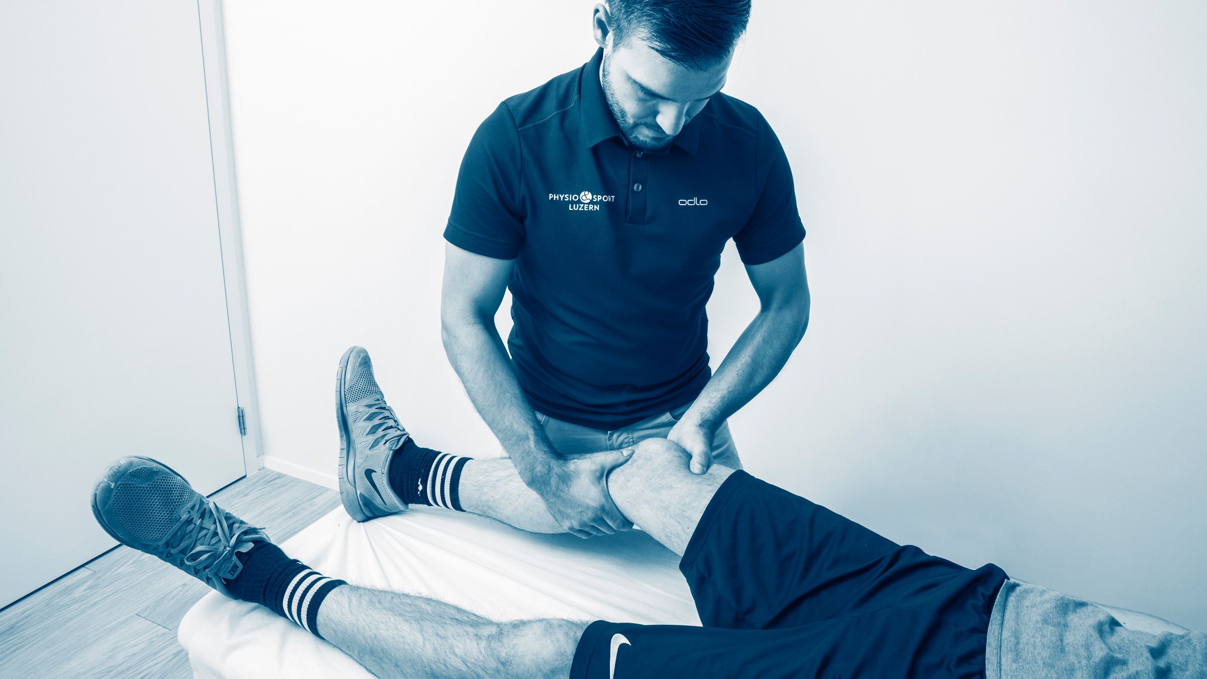 Michael Künzli mit Patient bei der Kniebehandlung