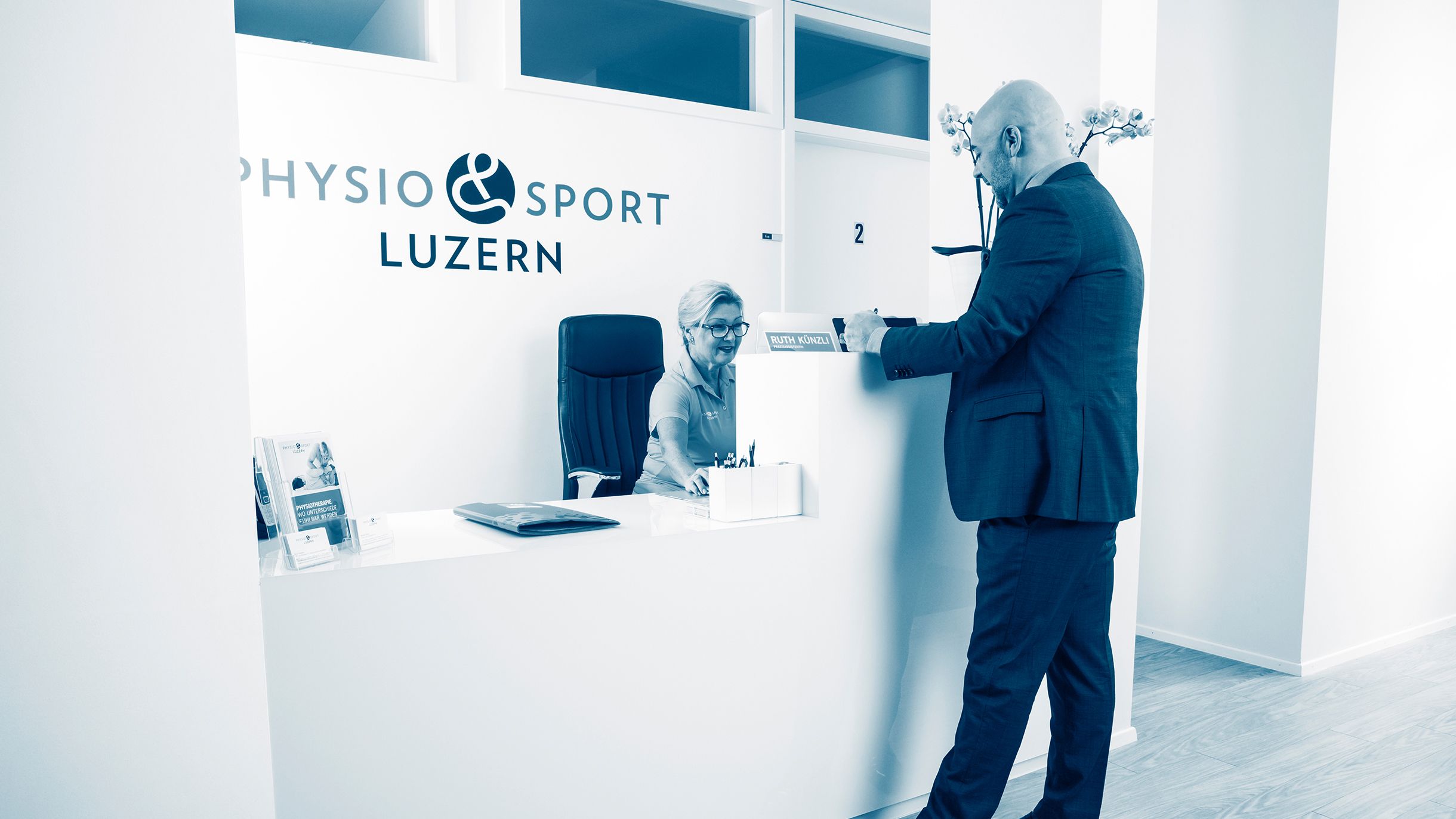 Ruth Künzli mit Kunde am Empfang