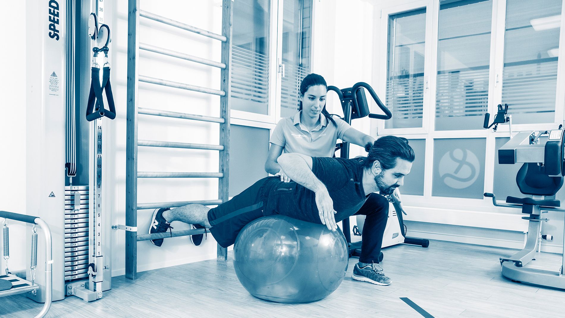 Silvia Careddu mit Patient im Physioraum